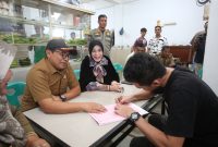 Illiza pimpin penertiban tempat usaha yang langgar GSB di Banda Aceh. Foto: Ist