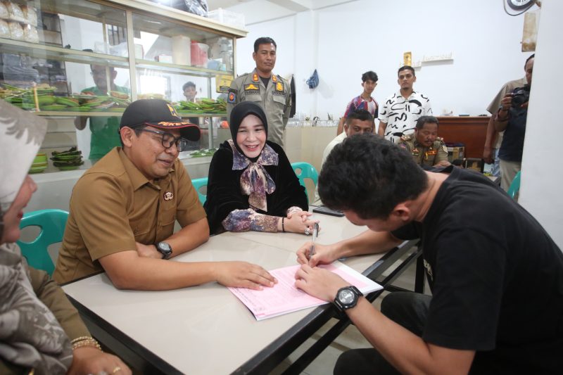 Illiza pimpin penertiban tempat usaha yang langgar GSB di Banda Aceh. Foto: Ist