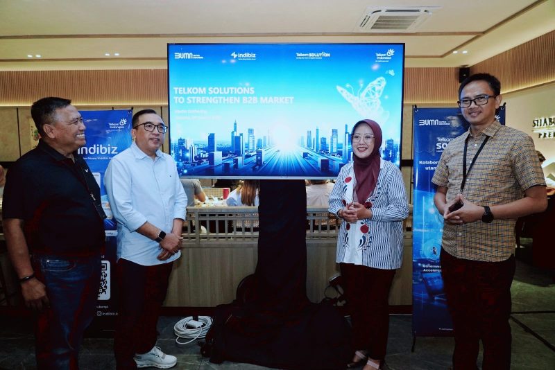 AVP External Communication Telkom Sabri Rasyid, VP Corporate Communication Telkom Andri Herawan Sasoko, OVP Enterprise Marketing & Regional Management Telkom Reni Yustiani, dan OVP Enterprise Product Development Telkom Tanto Suratno saat Media Gathering Telkom, beberapa waktu yang lalu. Foto: Ist