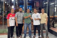 Sekretaris Umum AFA, Saifullah Waido, melakukan salam komando dengan Ketua Pelaksana, Edwar saat menerima audiensi dan silaturrahmi Manajemen Sadakata United di Warkop dKupi, Banda Aceh. Foto: Ist