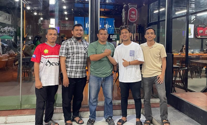 Sekretaris Umum AFA, Saifullah Waido, melakukan salam komando dengan Ketua Pelaksana, Edwar saat menerima audiensi dan silaturrahmi Manajemen Sadakata United di Warkop dKupi, Banda Aceh. Foto: Ist