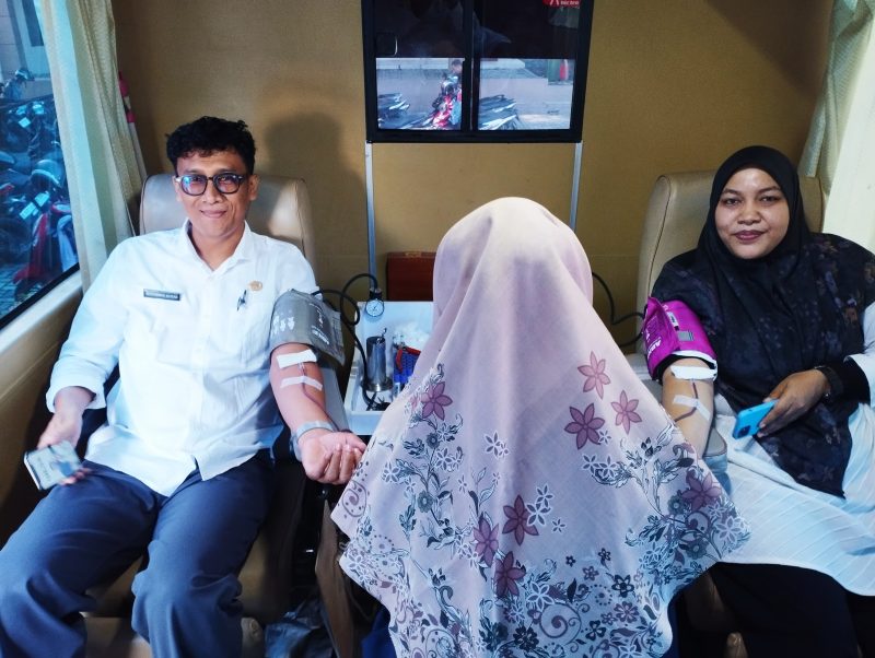 Para amil Baitul Mal Aceh sedang melakukan aksi sosial donor darah di kantor Baitul Mal Aceh, Rabu (30/4/2025). Foto: Ist