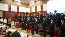 Bupati Abdya Safaruddin lantik pengurus Hipelmabdya. Foto: Ist
