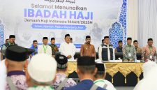 Bupati Aceh Timur, Iskandar Usman Al-Farlaky melepas keberangkatan jemaah haji kloter 2. Foto: Ist