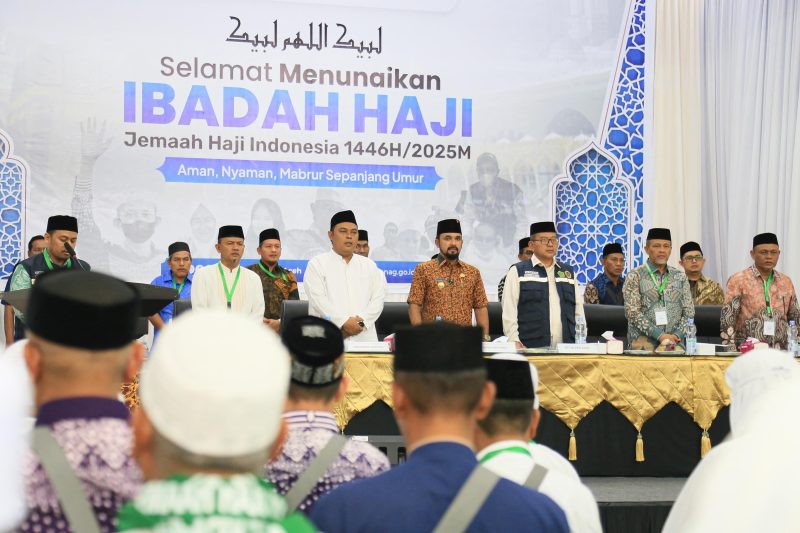 Bupati Aceh Timur, Iskandar Usman Al-Farlaky melepas keberangkatan jemaah haji kloter 2. Foto: Ist