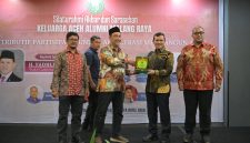Wakil Gubernur Aceh, H. Fadhlullah, menjadi pembicara dan membuka acara Silaturahmi Akbar dan Sarasehan Ikatan Keluarga Alumni Mahasiswa Aceh Malang Raya di Banda Aceh, Sabtu (10/5/2025). Foto: Ist