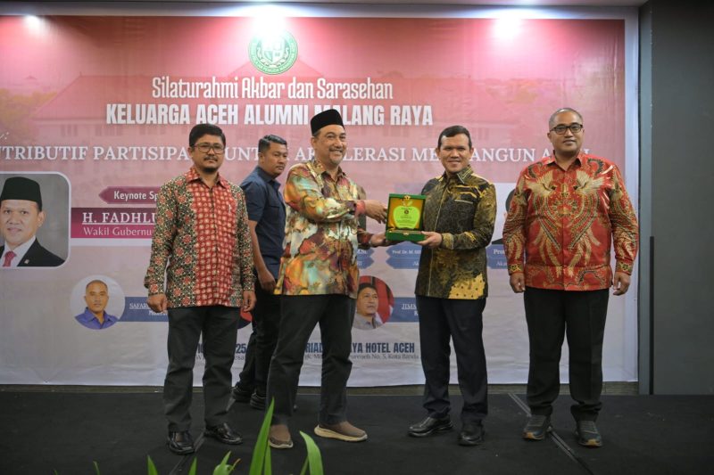 Wakil Gubernur Aceh, H. Fadhlullah, menjadi pembicara dan membuka acara Silaturahmi Akbar dan Sarasehan Ikatan Keluarga Alumni Mahasiswa Aceh Malang Raya di Banda Aceh, Sabtu (10/5/2025). Foto: Ist